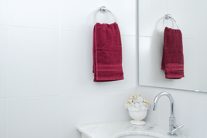 Imagen meramente ilustrativa. Porta-toalha argola ambientado no banheiro.